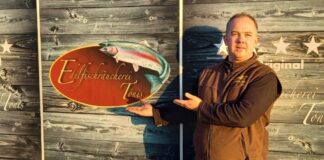 Der Fischmarkt findet auf dem Rathausvorplatz statt. Foto: RMG