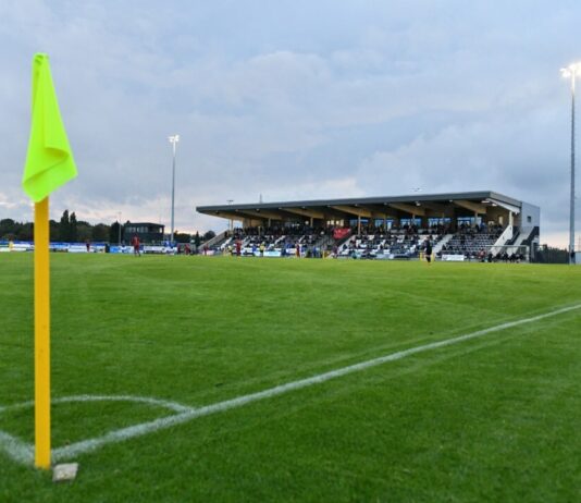 Fans auf der Tribüne im Velberter Stadion. Foto: Mathias Kehren