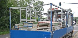 Der mit Gerüstteilen deutlich überladene 7,5-Tonner. Foto: Polizei