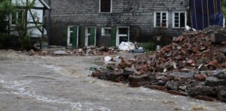 Kleine Bäche haben sich in reißende Ströme verwandelt - hier etwa der Hardenberger Bach in Velbert-Neviges. Foto: Volkmann