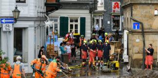 Am Vormittag haben Helfer mit Aufräumarbeiten in Velbert-Langenberg begonnen. Foto: Mathias Kehren