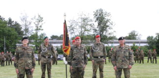 Brigadegeneral Gersdorf, Generalmajor Breuer, Brigadegeneral Meyerhoff, im Hintergrund Fahnenabordnung und Paradeaufstellung. Foto: Bundeswehr