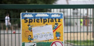 Manchmal ist es verwirrend: Alte Schilder weisen auf das Verweilverbot hin - das gilt jedoch nicht mehr in Velbert. Hygienemaßnahmen wie Händewaschen, Abstand und Maske tragen sollte man hingegen beachten, um sich und andere zu schützen. Foto: Volkmann