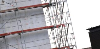 Die Täter haben Teile eines verbauten Gerüsts entwendet. Foto: Volkmann