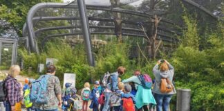 Die Kinder freuen sich über den Besuch bei den Tieren im Wuppertaler Zoo. Foto: privat