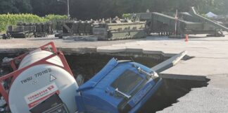 Das Erdreich wurde unterspült - ein Tanklaster versank im Boden: Die Pioniere stehen bereit, um eine Brücke zu errichten. Foto: Feuerwehr Essen