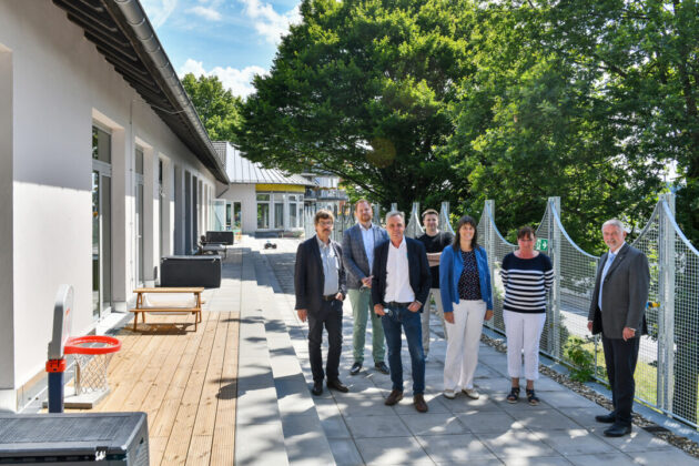 Vertreter der Stadt und des Caritasverbands für den Kreis Mettmann auf der neuen Terrasse, eine der wesentlichen Neuerungen, die in der zurückliegenden Bauphase entstanden sind. Foto: Mathias Kehren