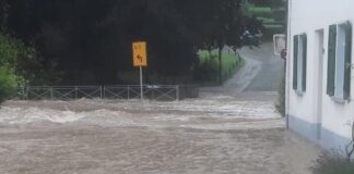 Ein Haus wurde Wassermengen eingeschlossen. Foto: FW Haan