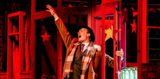 Samuel Ismail Türksoy in einer Szene von "She Loves Me". Foto Abirami Arulrasa/Theater Solingen