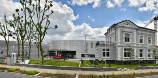 Der Platz vor dem neuen Schloß- und Beschlägemuseum ist angelegt. Foto: Mathias Kehren