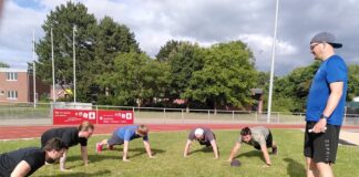 Sebastian Kiesel leitet an und schaut zu: Die Spieler schwitzen beim Liegestütz. Foto: Ice Aliens