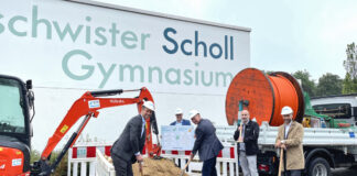 Kai-Uwe Dettmann, Martin Kaczor, Dirk Lukrafka, Jörg Kaiser (Geschäftsführer STG Braunsberg) und Stefan Freitag beim symbolischen ersten Spatenstich. Foto: Stadtwerke Velbert