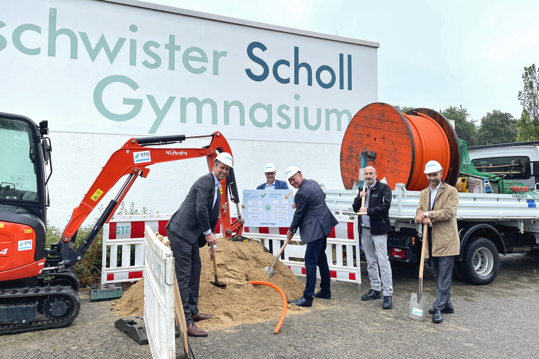Spatenstich Birth 02 Kai-Uwe Dettmann, Martin Kaczor, Dirk Lukrafka, Jörg Kaiser (Geschäftsführer STG Braunsberg) und Stefan Freitag beim symbolischen ersten Spatenstich. Foto: Stadtwerke Velbert