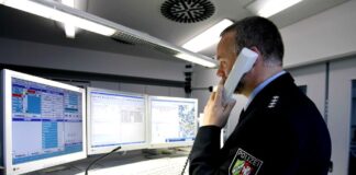 Ein Blick in die Leitstelle der Polizei. Foto: Polizei