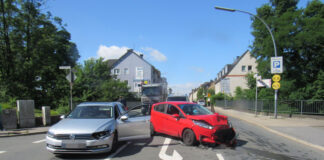 Im Kreuzungsbereich kam es zu dem Unfall zwischen den drei Autos. Foto: Polizei