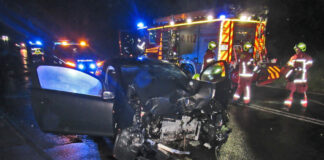 Durch den Aufprall auf den Baum wurde die Front des Opel Corsas komplett zerstört. Die Fahrerin verstarb noch am Unfallort. Foto: Polizei