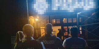 Beamtinnen und Beamte vor Ort in Velbert. Foto: Polizei