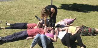 Die Jugendliche entwickeln unter Anleitung eine Choreographie. Foto: Tasja Langenbach