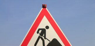 Ein Baustellenschild weist auf Straßenarbeiten hin. Bild: pixabay