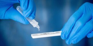 Medizinisch geschultes Personal führt einen Corona-Schnelltest durch. Foto: Kay Nietfeld/dpa/Symbolbild