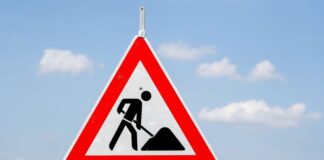Erschließungsarbeiten an der Bachstraße in Alt-Erkrath Ein Schild weist auf eine Baustelle hin. Foto: Jan Woitas/dpa-Zentralbild/dpa/Symbolbild