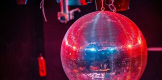 Die farbig beleuchtete Discokugel dreht sich über der Tanzfläche. Foto: Jens Büttner/dpa-Zentralbild/dpa/Symbolbild