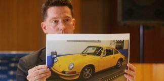 Ermittler Raimund Dockter zeigt ein Foto von einem der gestohlenen gelben Porsche. Foto: David Young/dpa