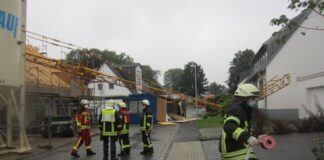Baukran in Mülheim umgestürzt - Neubau beschädigt
