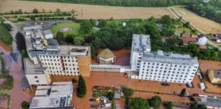 Das Klinikum Mutterhaus Ehrang steht unter Wasser und wurde komplett notevakuiert. Foto: Sebastian Schmitt/dpa