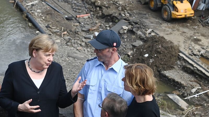 Nach dem Unwetter in Rheinland-Pfalz Bundeskanzlerin Angela Merkel (l) und Malu Dreyer (r,SPD), Ministerpräsidentin von Rheinland-Pfalz. Foto: Christof Stache/POOL AFP/dpa