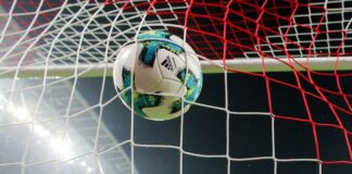Ein Fußball geht ins Netz. Foto: Jan Woitas/dpa-Zentralbild/dpa/Symbolbild
