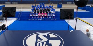 Beim Mannschaftsfototermin steht die Mannschaft des FC Schalke auf einer Treppe Foto: Guido Kirchner/dpa