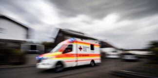 Ein Rettungswagen fährt über die Straße. Foto: Boris Roessler/dpa/Symbolbild