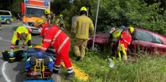 Erstversorgung im Fahrzeug durch den Rettungsdienst. Foto: Feuerwehr Ratingen