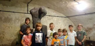 In einem original erhaltenen Luftschutzkeller unterhalb der Mahn- und Gedenkstätte an der Mühlenstraße versammelten sich die Ausflügler zu einem Gruppenbild. Foto: Stadt Ratingen
