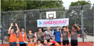 Zur Eröffnung des neuen Jugendspielplatzes an der Friedrich-Ebert-Schule trafen Teams des Jugendrates und der Schule aufeinander, Bürgermeister Klaus Pech nahm den Anstoß vor. Foto: Stadt Ratingen