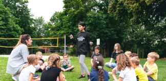 Eine Gruppe Kinder spielt im Sommer draußen. Foto: Stadt Ratingen