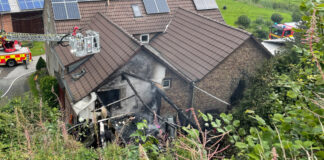 Ein Wintergarten geriet in Mettmann-Metzkausen in Brand. Foto: Feuerwehr Mettmann