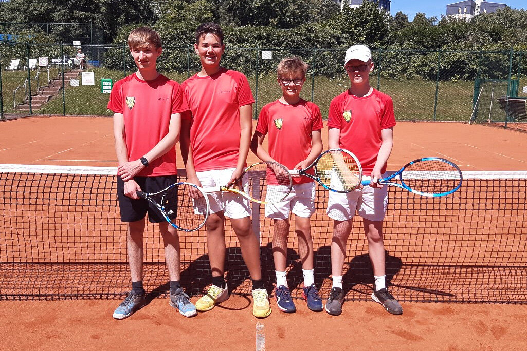 Die U15 Jungen waren im Spiel gegen GW Elberfeld in der Bezirksliga hoch motiviert und haben alles gegeben - mit Erfolg! Von links nach rechts: Julian Weelborg, Len Bachmann, Marlon Eick und Noah Häntzschel gewannen 6:0. Foto: privat