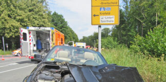 Der beim Unfall schwer beschädigte BMW. Foto: Polizei