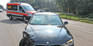 Der stark beschädigte BMW 320 des 38-Jährigen. Foto: Polizei