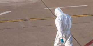 Ein Mann ist in Schutzkleidung unterwegs. Foto: pixabay/Symbolbild