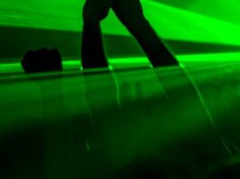 Ticket-Betrug in Velbert: Polizei warnt vor kriminellen Tricks Menschen tanzen in einer Disco. Foto: pixabay/Symbolbild