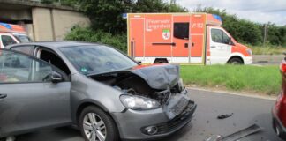 Die Front des VW wurde eingedrückt. Foto: Polizei