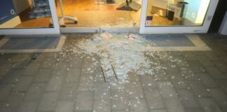 Einbruchsschäden an dem Handygeschäft an der Oberstraße 26. Foto: Polizei