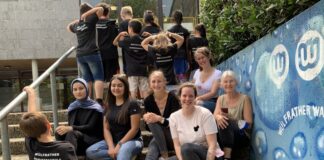 Die Wülfrather Sommerschule hat ein erfolgreiches Debüt hingelegt - die Schüler zeigen stolz ihre T-Shirts. Foto: Stadt Wülfrath