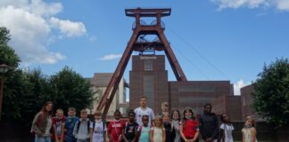 Vor dem Doppelbock-Fördergerüst des UNESCO-Welterbe versammelten sich die Ratinger zu einem Gruppenbild. Foto: Stadt Ratingen