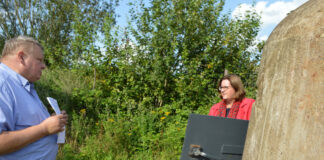 Jürgen Lohbeck und Kerstin Griese im Gespräch am ehemaligen Leitbunker. Foto: Büro Griese