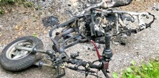 Das Wrack des Mofas nach dem Brand. Foto: Polizei