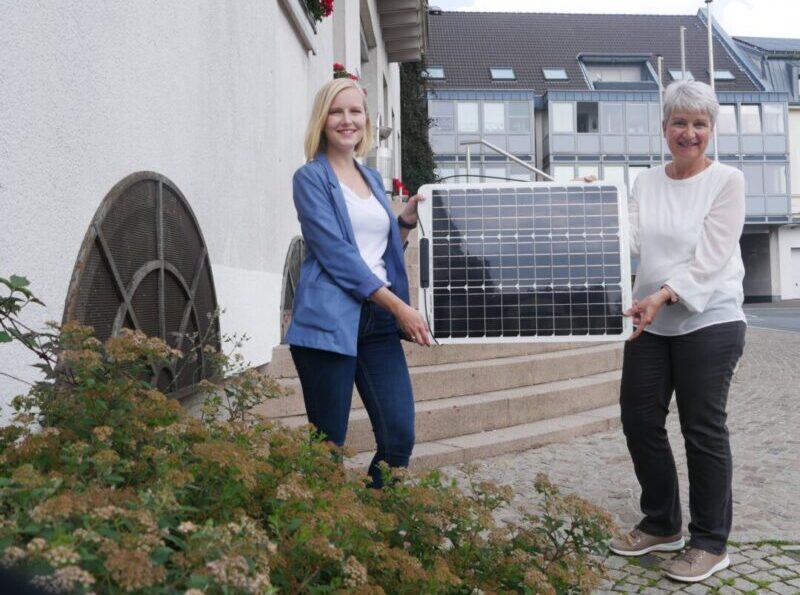 Sie informieren über Solarstrom: Klimaschutzmanagerin Viviane Pape mit Energieberaterin Susanne Berger. Foto: Stadt Velbert/Maren Frankreiter